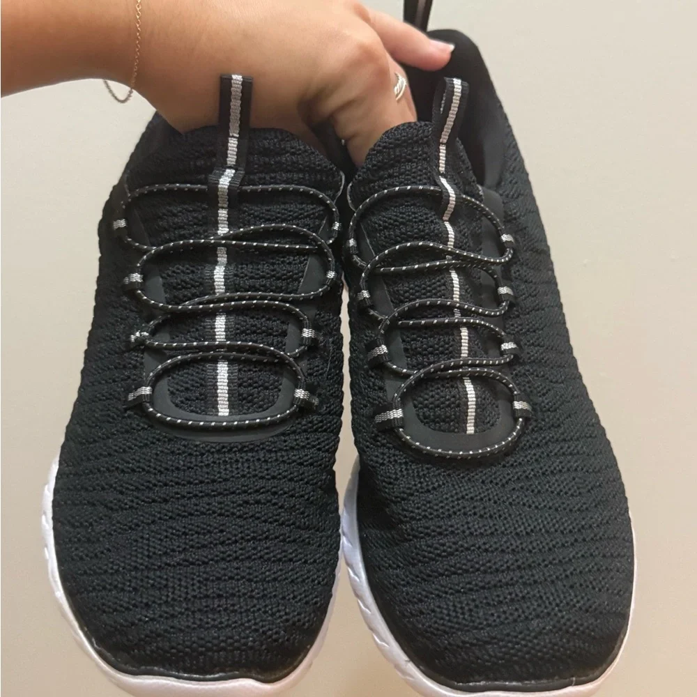 Black Athletic Works Women’s Bungee Slip On Sneakers (Size 8.5) - Picture 3 of 6